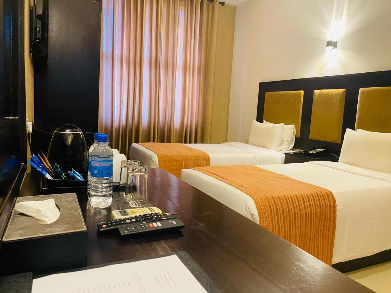 The Full Moon Hotel カトゥナカヤ エクステリア 写真